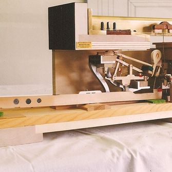 Detailansicht der Mechanik eines modernen Flügels